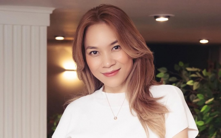Mỹ Tâm thể hiện Hát với dòng sông vào đầu thập niên 2000.