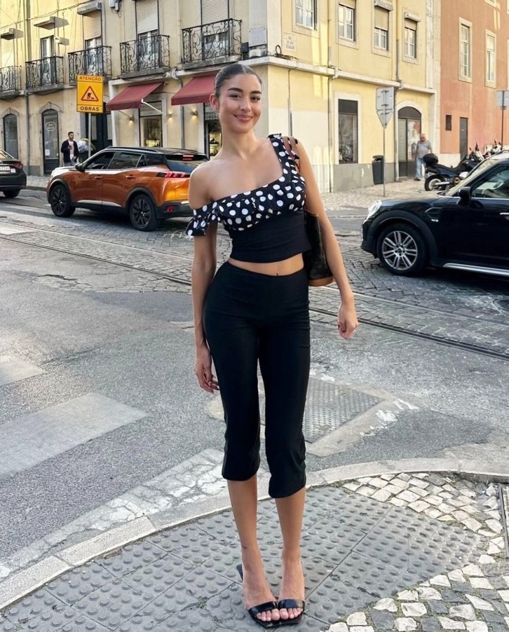 Ngoài áo trễ vai, crop top hay áo lệch vai dáng ôm cũng phù hợp với kiểu quần này.