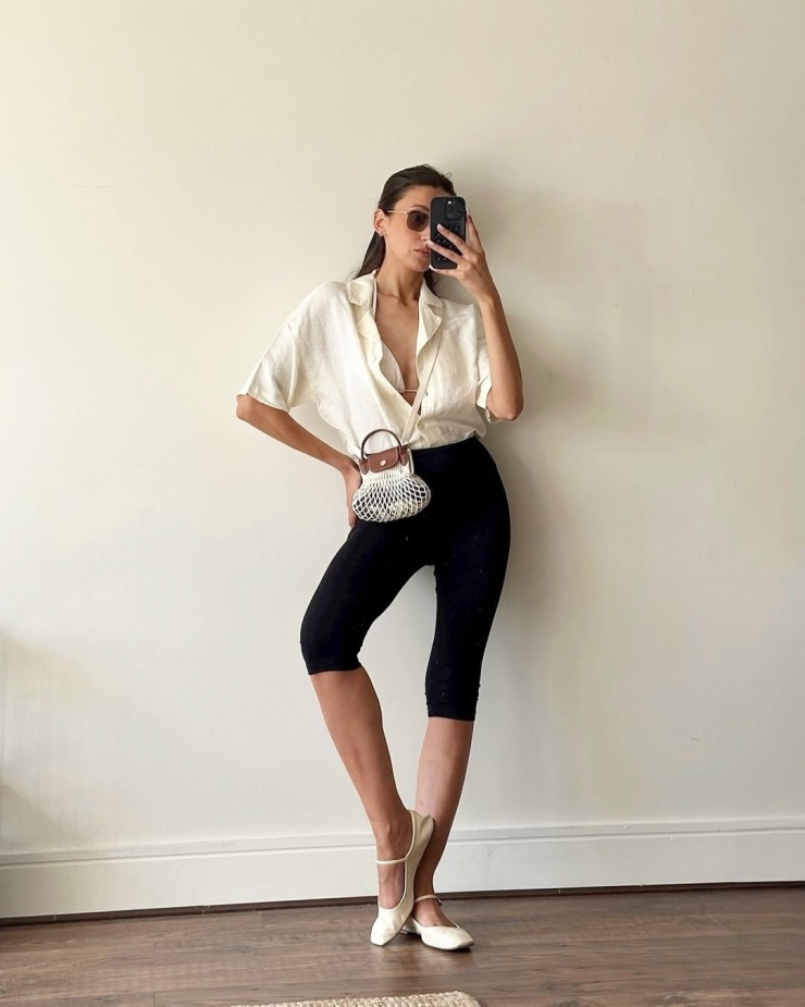 Trang phục xuống phố với sơ mi dáng thụng và giày bệt, túi đeo chéo. So với những kiểu áo trên, phom dáng này tạo ra nét thanh lịch hơn.