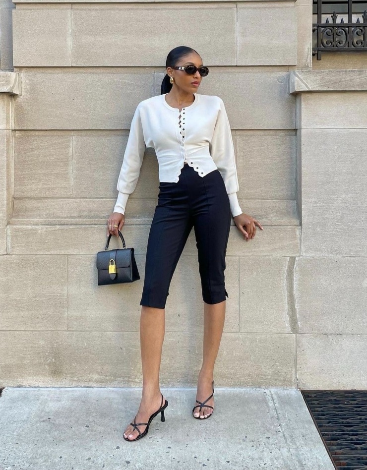 Những ngày thời tiết se lạnh, bạn có thể kết hợp cardigan dáng ngắn, sandals quai mảnh và túi xách cơ bản.