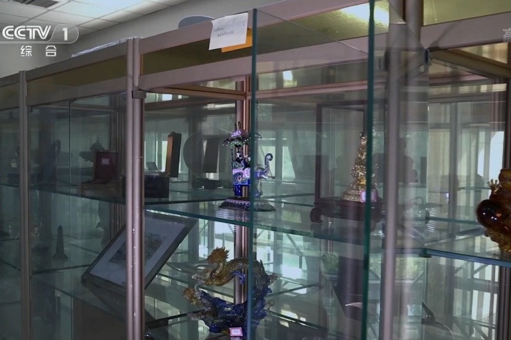 Một số vật có giá trị mà Hoàng nhận hối lộ. Ảnh: CCTV1