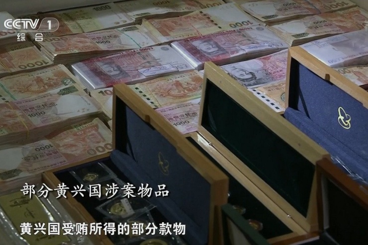 Số tiền nhận hối lộ của Hoàng bị tịch thu. Ảnh: CCTV1
