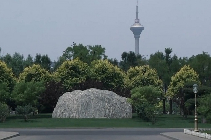 Tảng đá phong thủy Hoàng cho đặt để thay hòn đá "hung khí". Ảnh: CCTV1