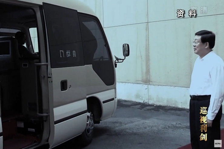 Hoàng Hưng Quốc đứng đón đoàn xe chở thanh tra CCDI hồi tháng 6/2016. Ảnh: CCTV1