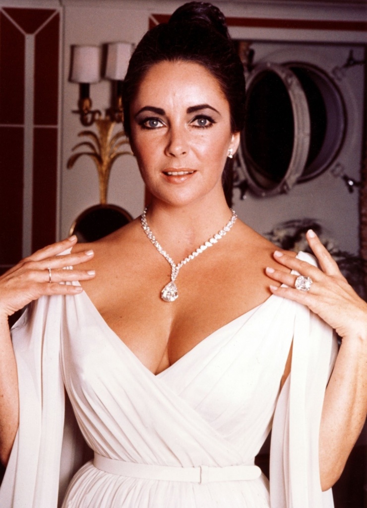 Năm 1968, tài tử Richard Burton thể hiện tình yêu với minh tinh Elizabeth Taylor bằng nhẫn kim cương Krupp 33,19 carat với kiểu cắt Asscher. Thời điểm đó, nhẫn có giá 305.000 USD, tương đương 2,8 triệu USD ngày nay. Sau khi bà qua đời năm 2011, nhẫn được bán 8,8 triệu USD trong phiên đấu giá do Christie's tổ chức cùng năm. Ảnh: Diamondrensu Australia