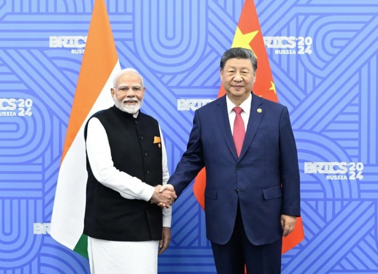 Thủ tướng Ấn Độ Narendra Modi và Chủ tịch Trung Quốc Tập Cận Bình gặp nhau nhân dịp Thượng đỉnh BRICS tại Liên bang Nga. (Ảnh: Xinhua)