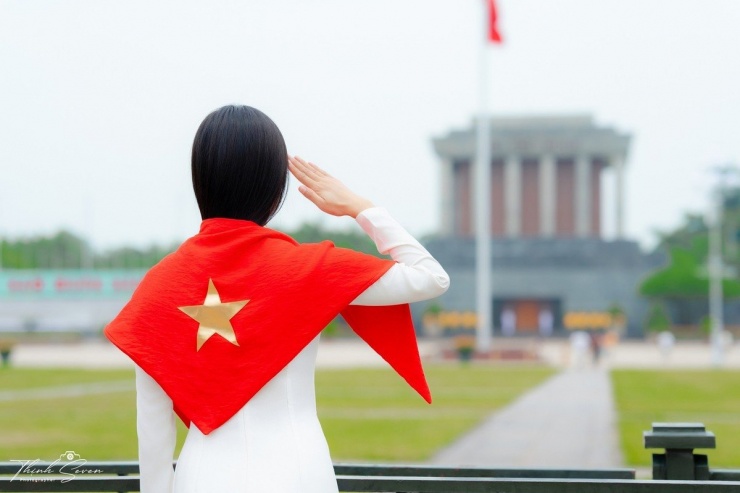 Nhiều bạn trẻ hào hứng check-in tại Lăng Bác - Ảnh: Facebook Thịnh Seven
