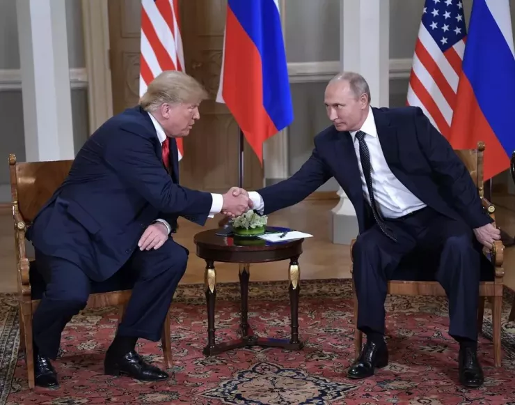 Tổng thống Nga Vladimir Putin (phải) và Tổng thống Mỹ Donald Trump (trái) trong cuộc gặp thượng đỉnh tại Phần Lan năm 2018. Ảnh: SPUTNIK