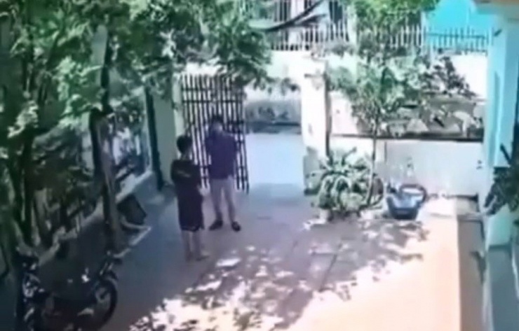 Thầy T. đến tận nhà đánh học sinh thủng màng nhĩ. Ảnh cắt từ clip
