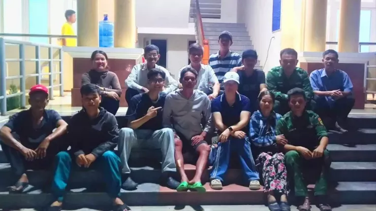 Ông Thạch (kế bên trái người đội nón trắng) đã sống sót kỳ diệu sau 24 giờ lênh đênh trên biển. Ông nghĩ rằng có lẽ ông đã được đàn cá heo nâng đỡ khi nhiều lần bị sắp chìm xuống biển. Ảnh: S.C