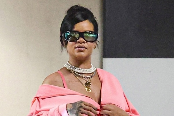 Tỷ phú Rihanna phối trang sức 150.000 USD với áo 75 USD