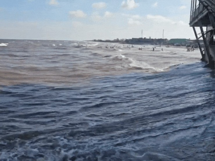 Cảnh tượng không nên có trên bãi biển vừa có 5 du khách bị sóng cuốn ở Ninh Bình
