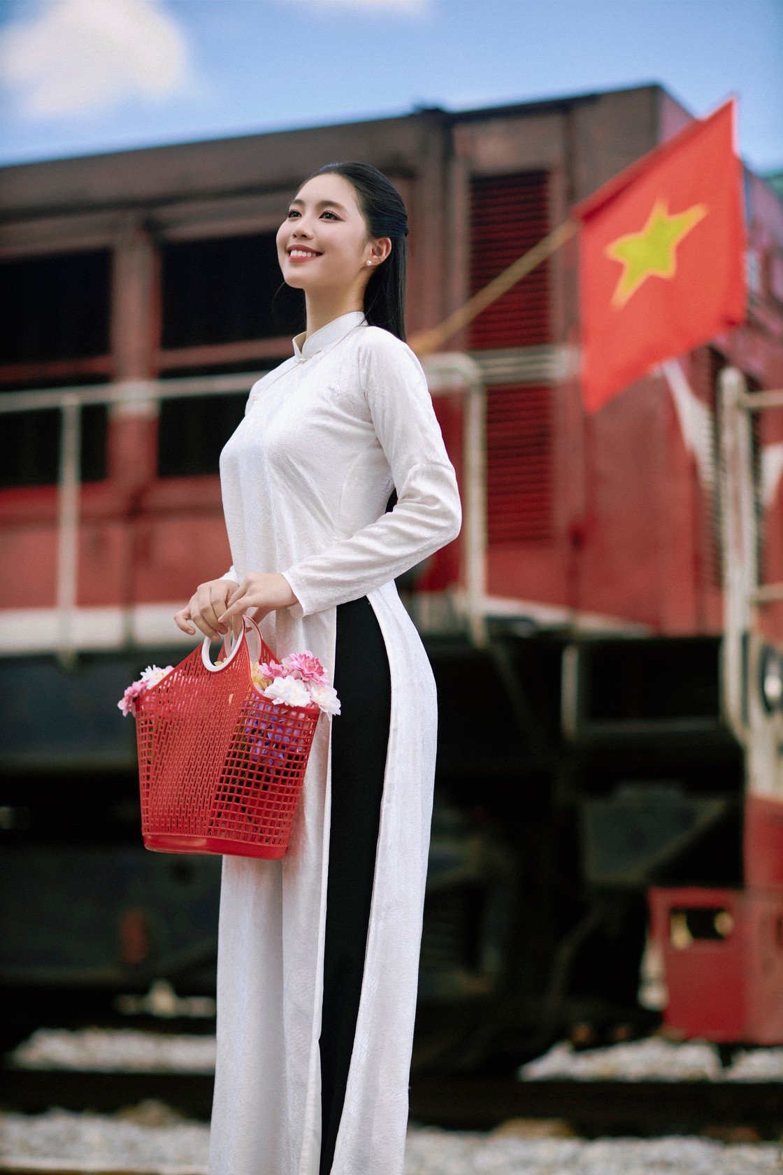 Á hậu Châu Anh nền nã trong tà áo dài trắng, hóa thân thành người con gái Hà Nội xưa. Là nữ quân nhân, Châu Anh có cảm xúc đặc biệt trong những ngày đại lễ của đất nước.