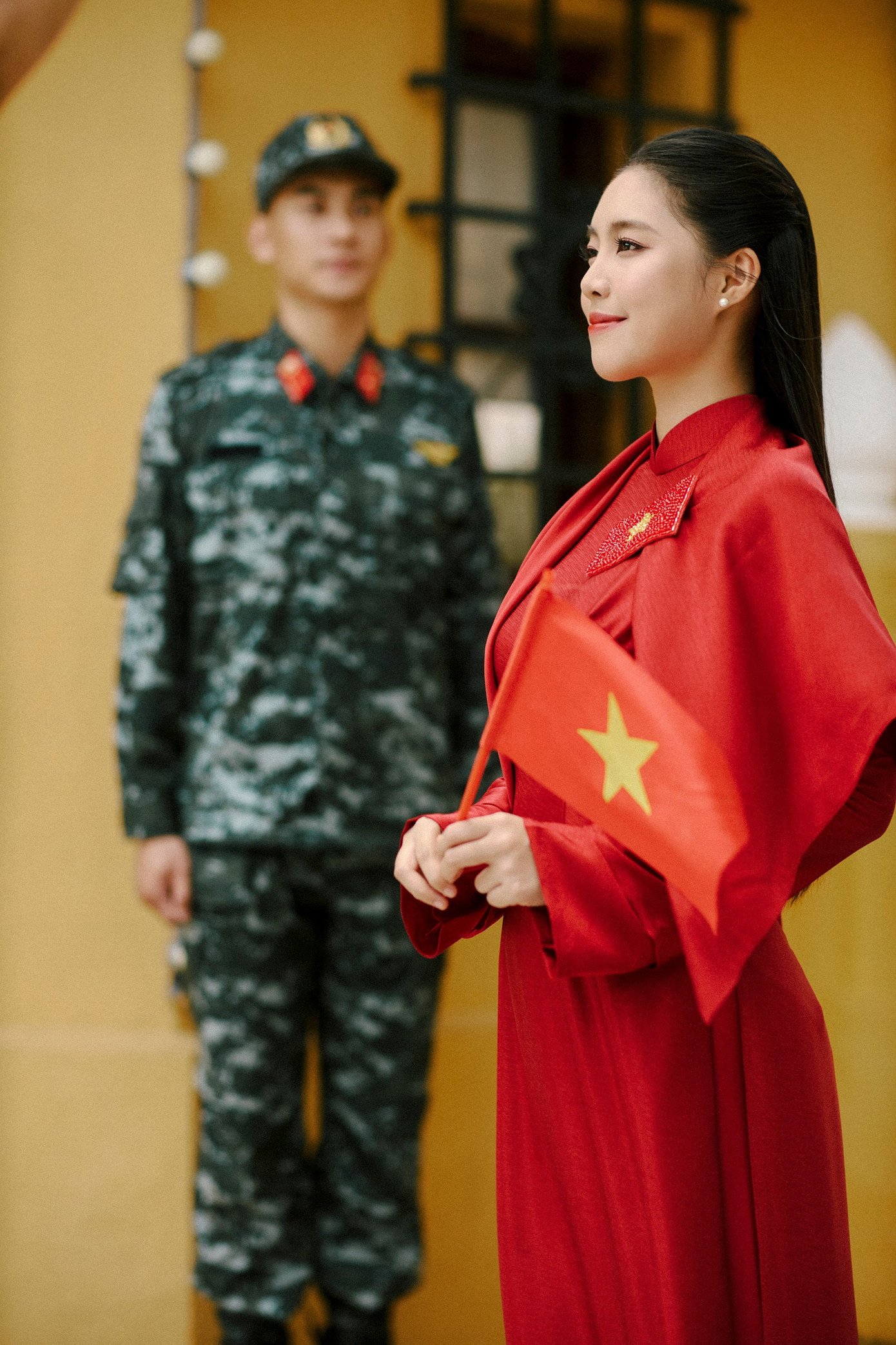 Hoa hậu Hà Trúc Linh gặp cảnh vệ gây sốt mạng xã hội - 11