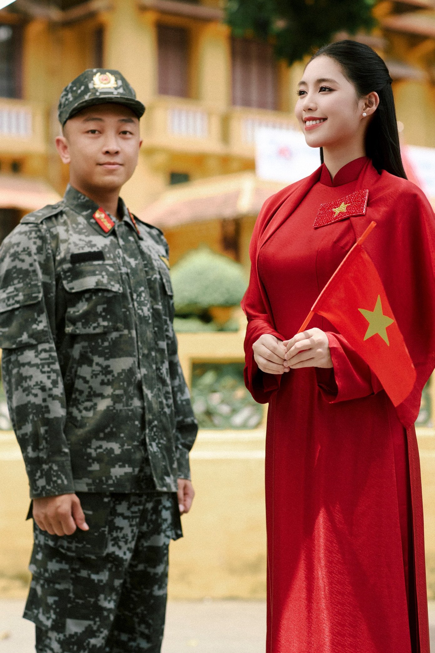 "Trước đây, tôi đã quen với bộ quân phục khi làm nhiệm vụ trong những ngày lễ lớn của đất nước. Giờ đây, với cương vị Á hậu Việt Nam, tôi khoác trên mình tà áo dài với cảm xúc đặc biệt. Tôi hy vọng vẻ đẹp của những nữ quân nhân sẽ được lan tỏa tới giới trẻ", Châu Anh chia sẻ.