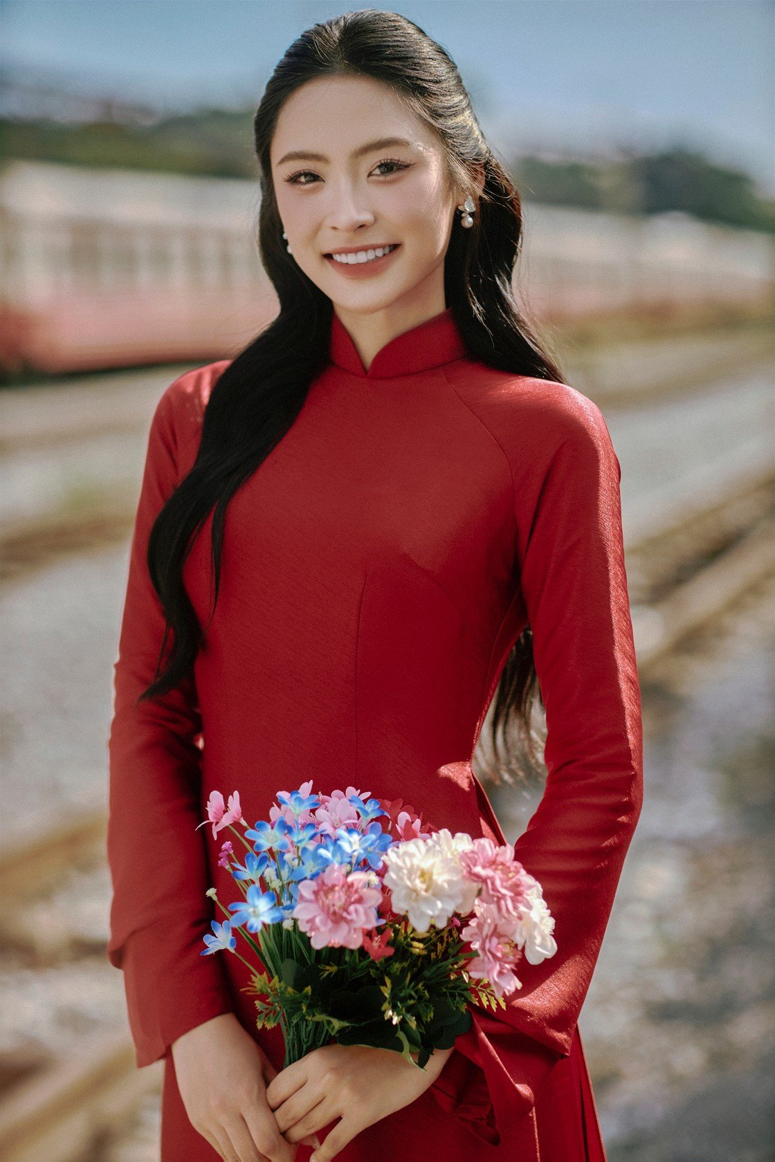 Á hậu Vân Nhi chọn áo dài đỏ nổi bật, rực rỡ. Với cô, được hòa vào không khí tuổi trẻ cả nước hướng về đại lễ kỷ niệm 80 năm Cách mạng Tháng Tám và Quốc khánh 2/9 là niềm tự hào lớn lao. "Những ngày này, tôi cảm nhận được tình yêu nước, tinh thần tự tôn dân tộc lan tỏa trên mỗi con đường, góc phố", cô nói.