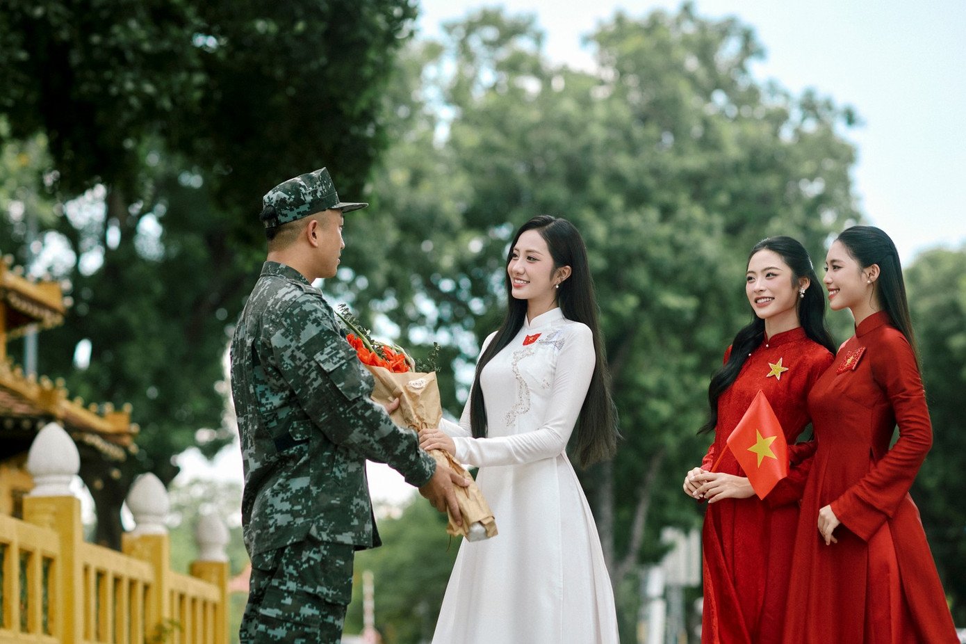 Xuất hiện trong bộ ảnh cùng top 3 Hoa hậu Việt Nam 2024 là các chiến sĩ mang trong mình trọng trách gìn giữ bình yên cho Tổ quốc. Khoảnh khắc ấy tạo nên sự hòa quyện giữa nét rạng ngời của người con gái Việt song hành cùng khí chất mạnh mẽ của người lính.