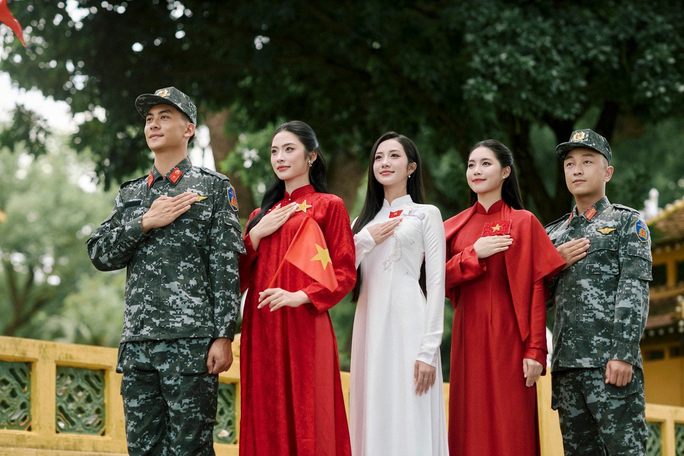 Hoa hậu Hà Trúc Linh gặp cảnh vệ gây sốt mạng xã hội - 17