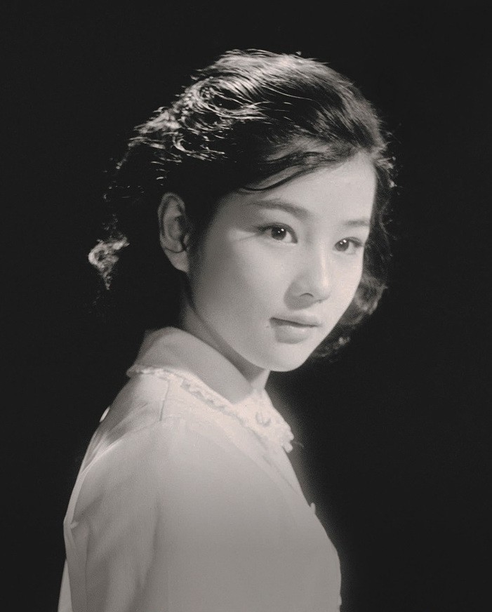 Sayuri Yoshinaga là diễn viên đầu tiên và duy nhất bốn lần đoạt Nữ diễn viên chính xuất sắc tại Giải Viện hàn lâm Nhật Bản - giải thưởng danh giá nhất của ngành điện ảnh nước này.