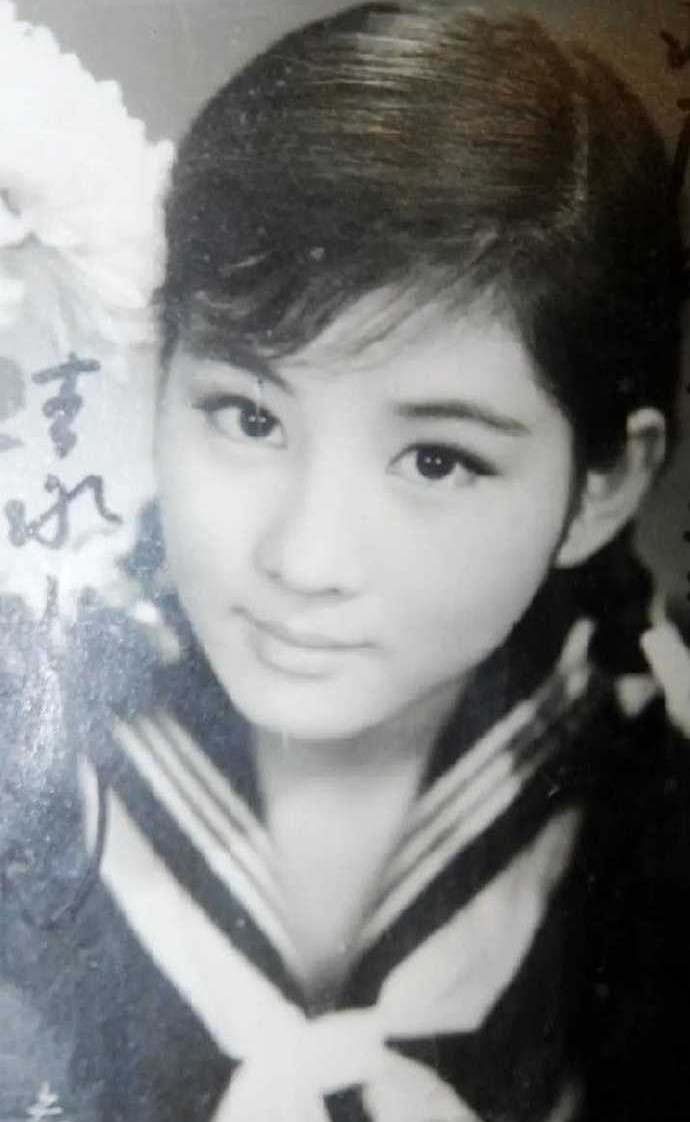 Bà đóng phim từ năm 14 tuổi, nổi tiếng năm 17 tuổi với vai chính trong Foundry Town. Nghệ sĩ vào vai thiếu nữ sớm trưởng thành do gánh nặng gia đình. Trong phim, Sayuri Yoshinaga gây ấn tượng mạnh mẽ khi lột tả hai mặt ngây thơ và vụn vỡ của cô gái mới lớn.