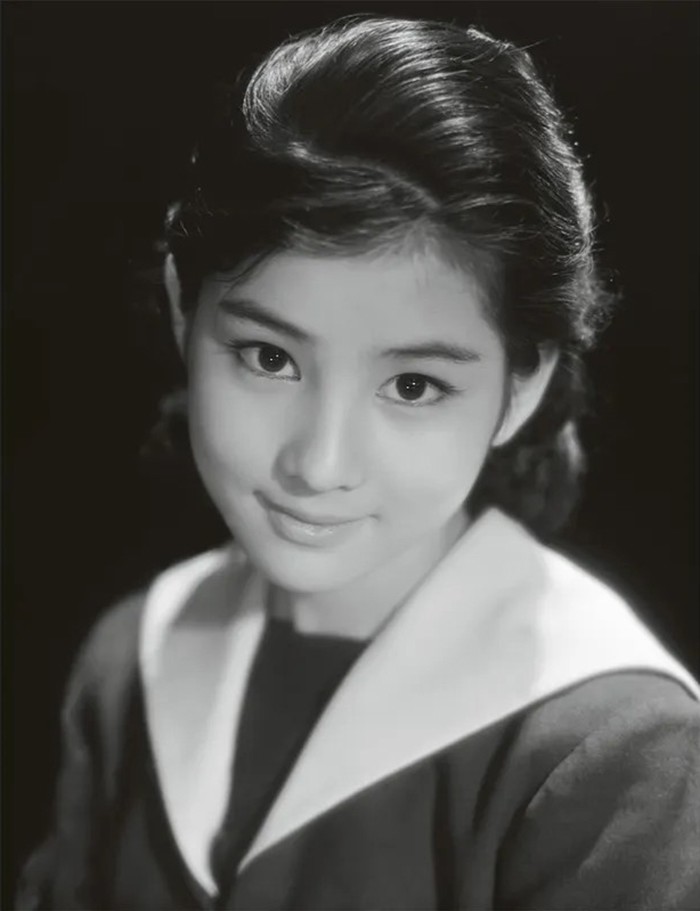 Theo Ettoday, Sayuri Yoshinaga, 80 tuổi, hoạt động giải trí 65 năm, được mệnh danh "Nữ thần vĩnh cửu" của làng nghệ thuật Nhật Bản, truyền thông gọi bà là "quốc bảo" vì thành tựu rực rỡ lĩnh vực phim ảnh, vẻ đẹp phương Đông và sự vươn lên trong cuộc sống.