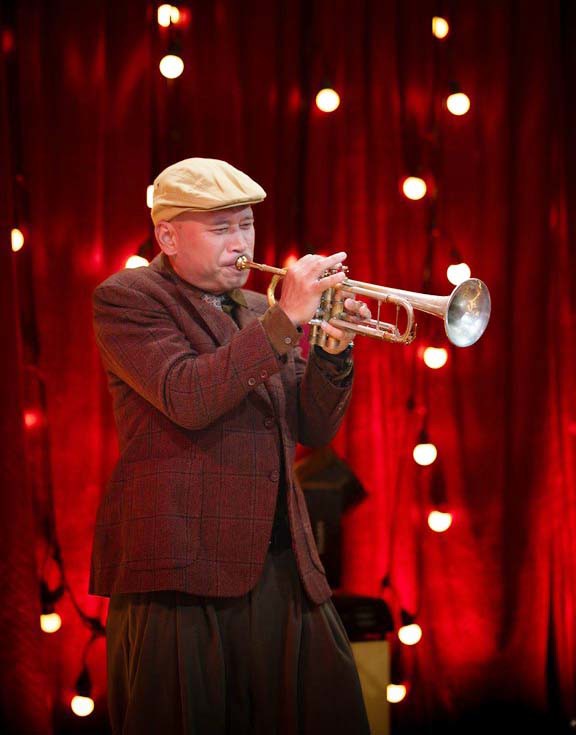 BTV/MC Long Vũ gây ngỡ ngàng khi trổ tài thổi saxophone trong "Cuộc hẹn cuối tuần" mùa 3 số đầu tiên. Ảnh: FBNV.