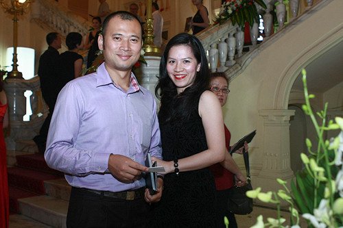 Hình ảnh hiếm hoi của Long Vũ và bà xã.