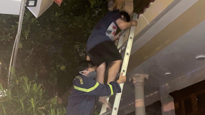 Người bị nạn được hỗ trợ thoát thân qua ban công tầng 2 của ngôi nhà