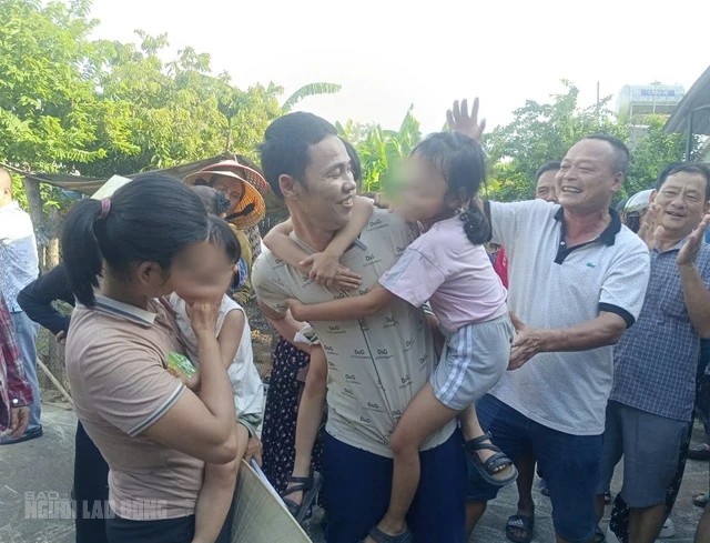 Người thân vui mừng khi anh Thành được tại ngoại