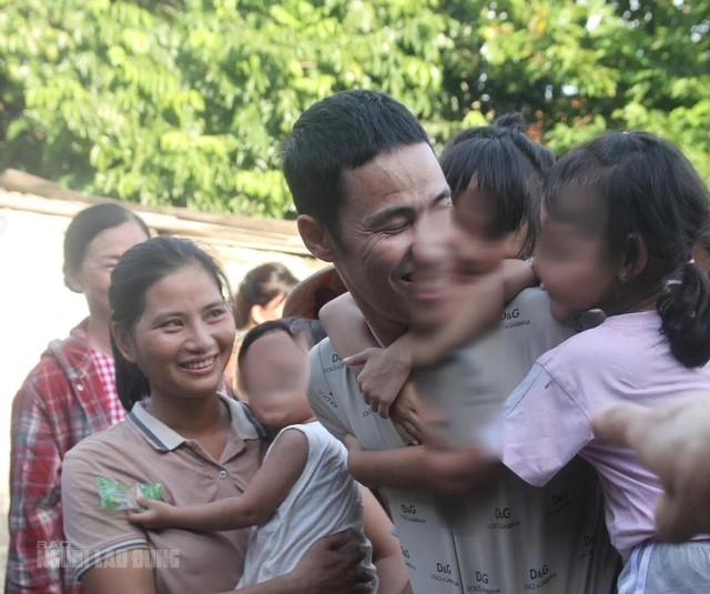 Vợ và con anh thành vui mừng khi được gặp chồng