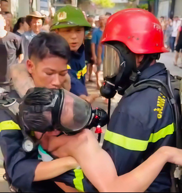 Người đàn ông nghi phóng hỏa đốt nhà được lực lượng Cảnh sát PCCC và Cứu nạn cứu hộ Công an tỉnh Thanh Hóa tới dập lửa, cứu ra ngoài an toàn. Ảnh: Công an Thanh Hóa