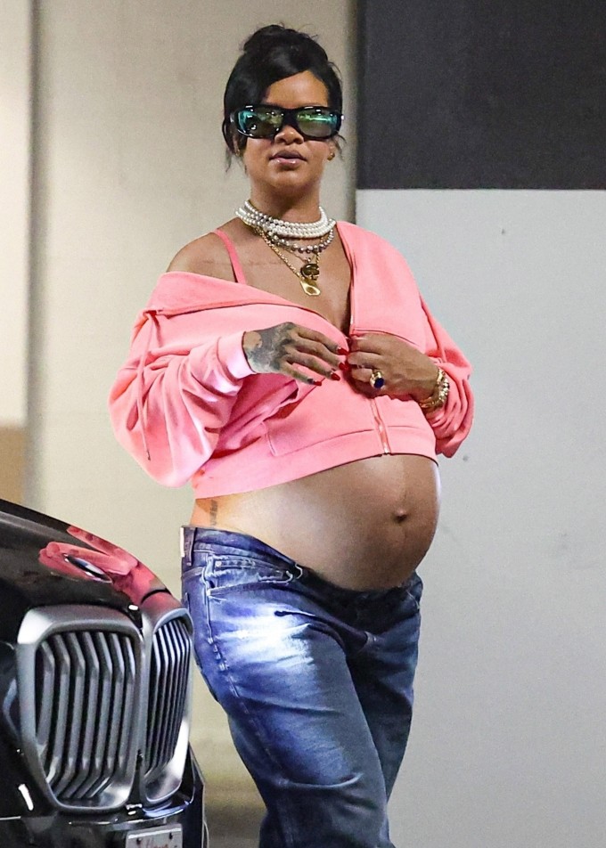 Rihanna được trông thấy ở Beverly Hills hôm 12/8. Ảnh: Backgrid