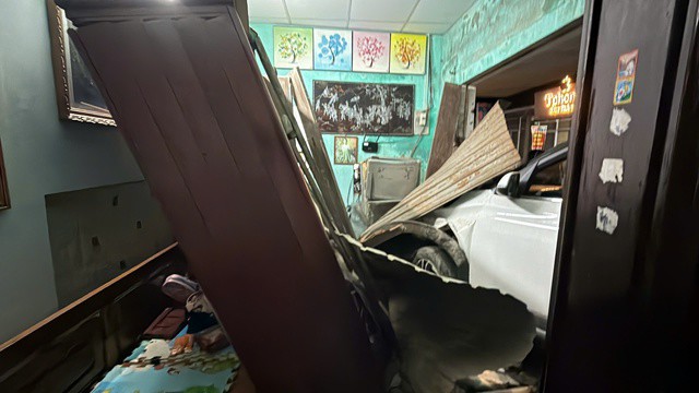 Ô tô lao vào nhà khiến một số đồ đạc hư hỏng.