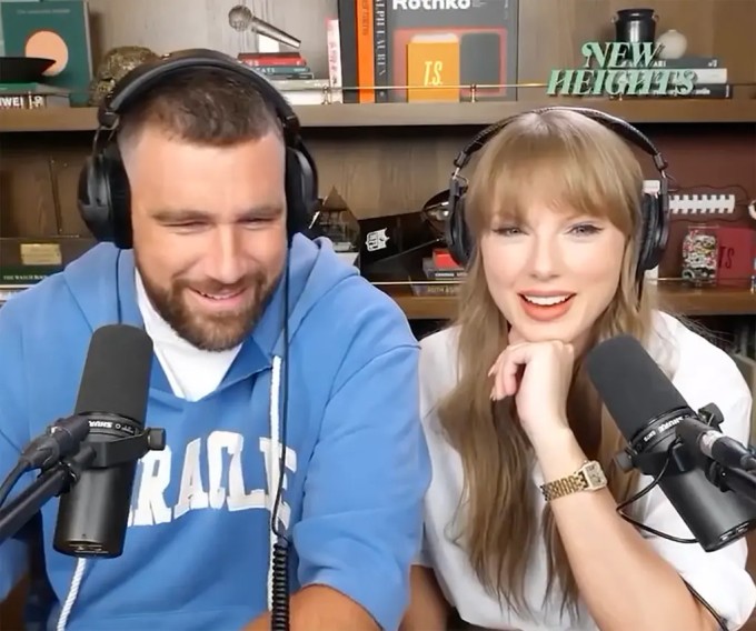 Taylor Swift diện phong cách đơn giản, thoải mái khi làm khách mời trong chương trình podcast 'New Heights' của bạn trai vào đầu tuần này và gây sốt với việc công bố chi tiết về album mới.