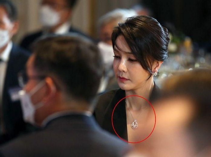 Cựu Đệ nhất phu nhân Kim Keon-hee đeo vòng cổ trị giá hàng chục nghìn USD hồi năm 2022. Ảnh: Yonhap