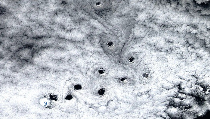 Các "lỗ đen" bí ẩn trên bầu trời đảo Heard - Ảnh: NASA