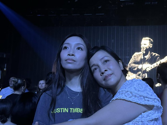 Diva Mỹ Linh khi xuất hiện trên sân khấu sẽ khác xa với hình ảnh đời thực khi ở nhà. Nếu trên sân khấu chị makeup đậm thì ở nhà nữ diva nhạc Việt thích để mặt mộc.