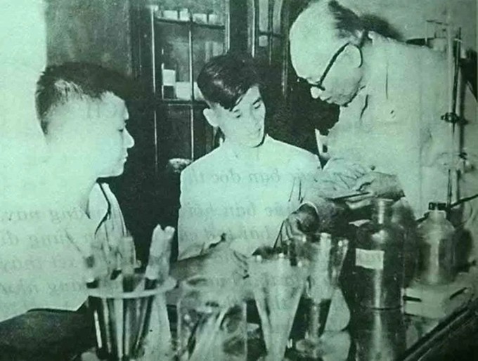 Ông Nguyễn Sơn Hà hướng dẫn làm sơn cho kỹ thuật viên Sở Công nghiệp Hà Nội. Ảnh: Tư liệu