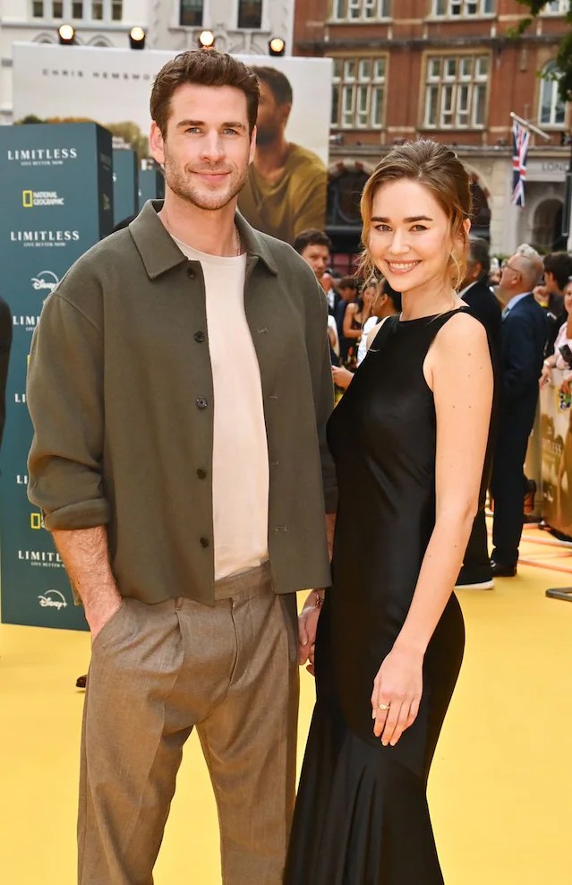 Liam Hemsworth bên bạn gái tại lễ ra mắt phim vào tháng 7. Ảnh: Hola!