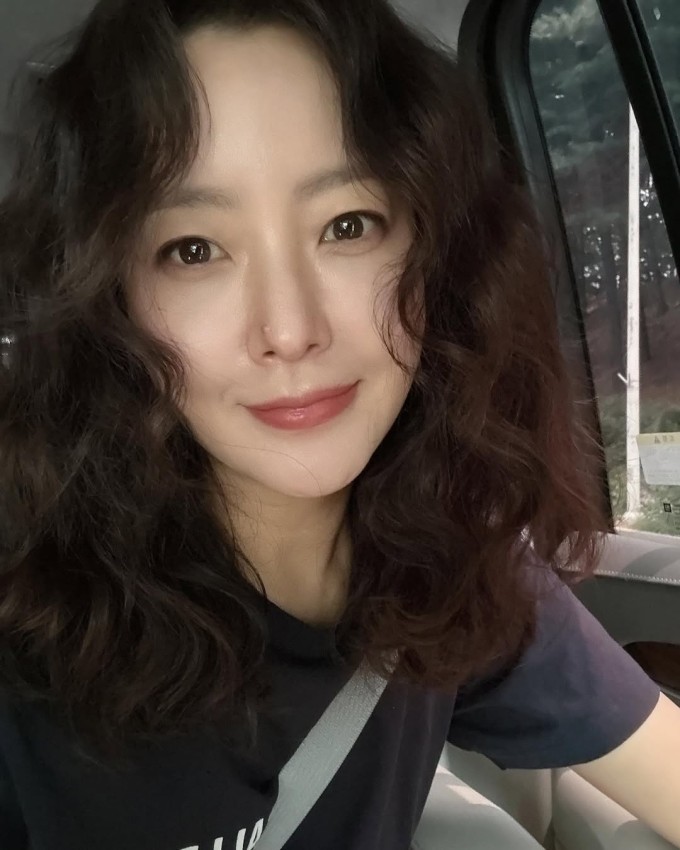 Làn da căng bóng, mịn màng ở tuổi 48 của Kim Hee Sun. Ảnh: Instagram lovely.katie.k