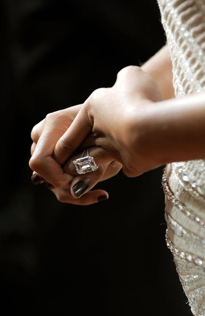 Beyoncé sở hữu một trong những chiếc nhẫn đính hôn đắt nhất mọi thời trong làng showbiz. Năm 2007, Jay-Z quỳ gối trao cho ca sĩ nhẫn kim cương trắng 24 carat kiểu ngọc lục bảo, do Lorraine Schwartz thiết kế, giá 5 triệu USD. Hiện giá trị của thiết kế tăng lên 7,5 triệu USD. Ảnh: lofficielibiza