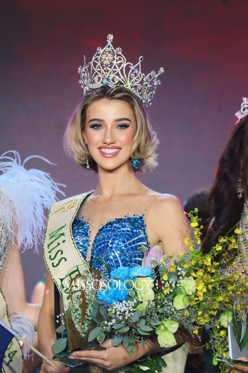 Tháng 11/2024, Jessica Lane vượt mặt hơn 70 người đẹp để giành ngôi vị cao nhất của cuộc thi Miss Earth 2024- Hoa hậu Trái đất 2024. Ảnh: Missosology.