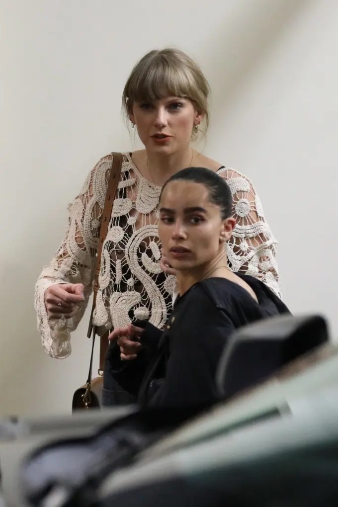 Taylor Swift và Zoë Kravitz đi ăn tối ở New York. Ảnh: Backgrid