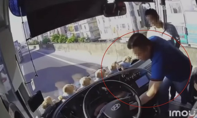 Bùi Trường Sơn rút chìa khóa xe khách trên đường Vành đai 3. Ảnh chụp màn hình