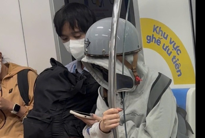 Hình ảnh ghi lại người đàn ông sàm sỡ cô gái.