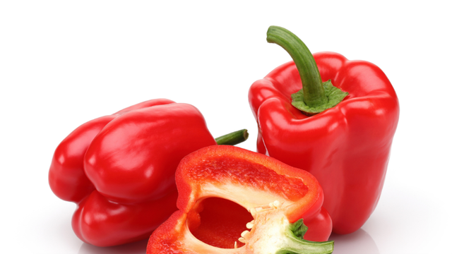 Ớt chuông đỏ giàu lycopene, một chất chống ôxy hóa mạnh giúp bảo vệ tế bào thận khỏi tổn thương.