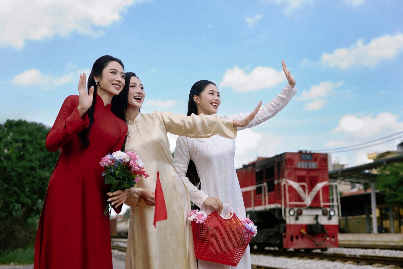 Hoa hậu Hà Trúc Linh, Á hậu Châu Anh, Vân Nhi mặc áo dài nền nã trong dự án ảnh "Yêu áo dài, Yêu đất nước" hướng tới kỷ niệm 80 năm Cách mạng Tháng Tám và Quốc khánh 2/9. Hoa hậu Việt Nam 2024 hào hứng nhận lời vì muốn lan tỏa hình ảnh đẹp của tà áo dài cũng như khích lệ tinh thần yêu nước, tự tôn dân tộc trong dịp cả nước tưng bừng kỷ niệm những ngày lễ lớn.