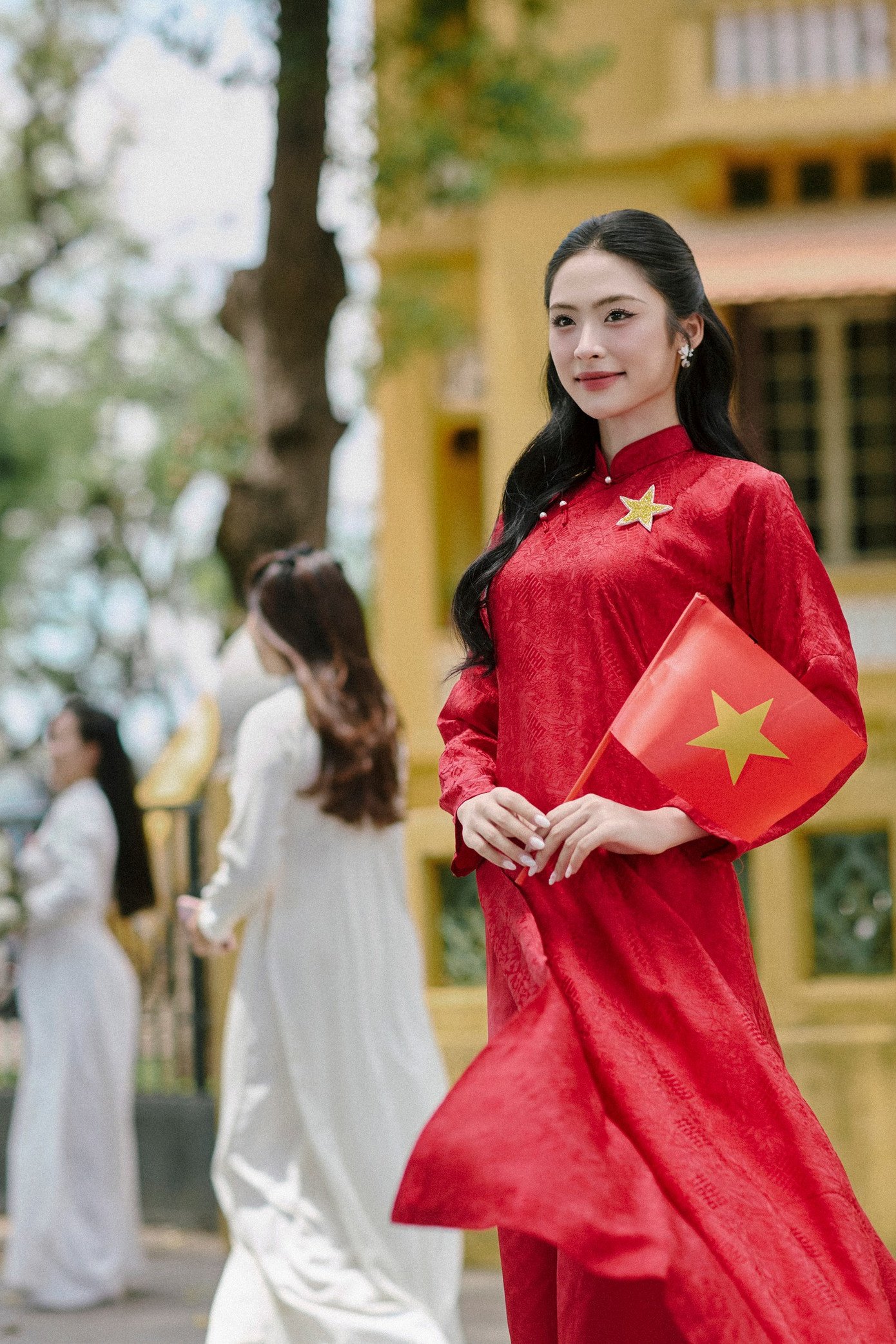Hoa hậu Hà Trúc Linh gặp cảnh vệ gây sốt mạng xã hội - 22