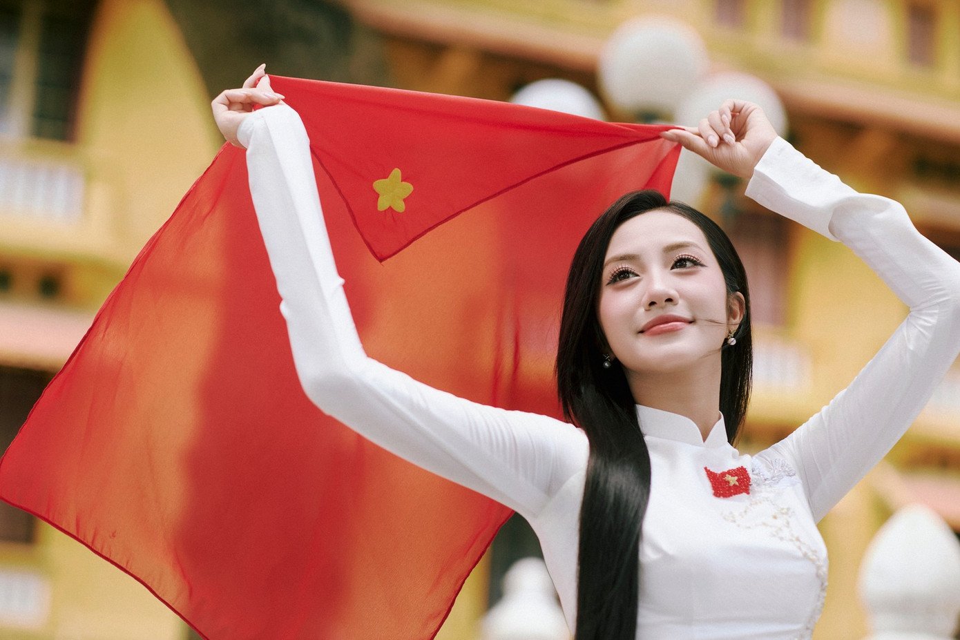 Hoa hậu Hà Trúc Linh gặp cảnh vệ gây sốt mạng xã hội - 23