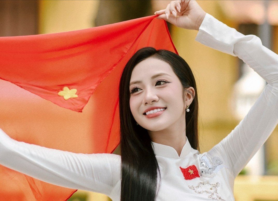Chia sẻ về ý tưởng thực hiện dự án ảnh "Yêu áo dài, Yêu đất nước", nhà thiết kế muốn kể câu chuyện riêng về lòng yêu nước, tinh thần tự hào dân tộc qua tiếng nói của một người trẻ.